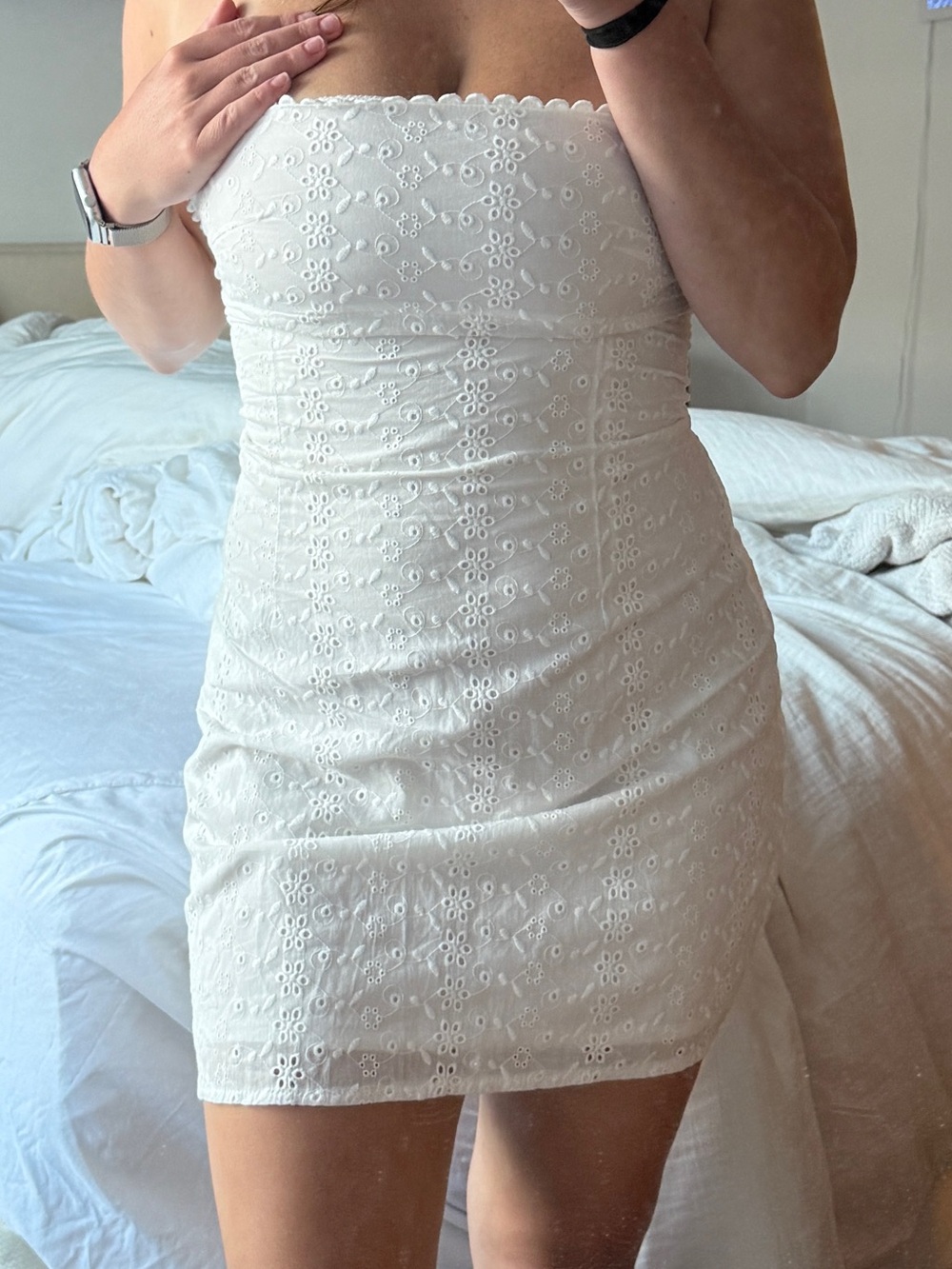 White strapless cotton eyelet mini dress with lace trim - Picture 6 of 6